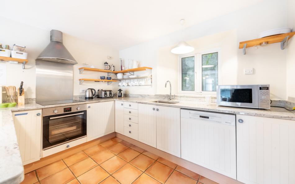 The kitchen with overn at 9 Courtenay Street