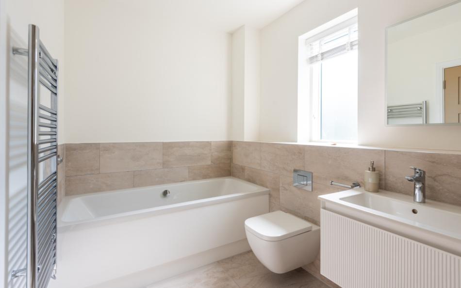 Master en suite in Larkrise