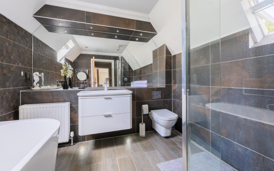 Large modern bathroom at Summer Pines