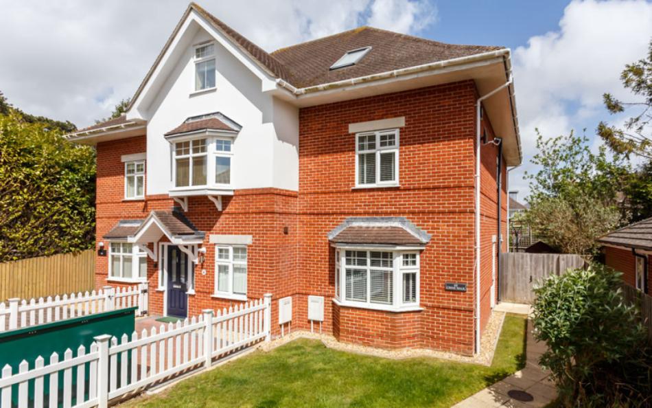Chine Walk large holiday home in Bournemouth sleeps 8 guests