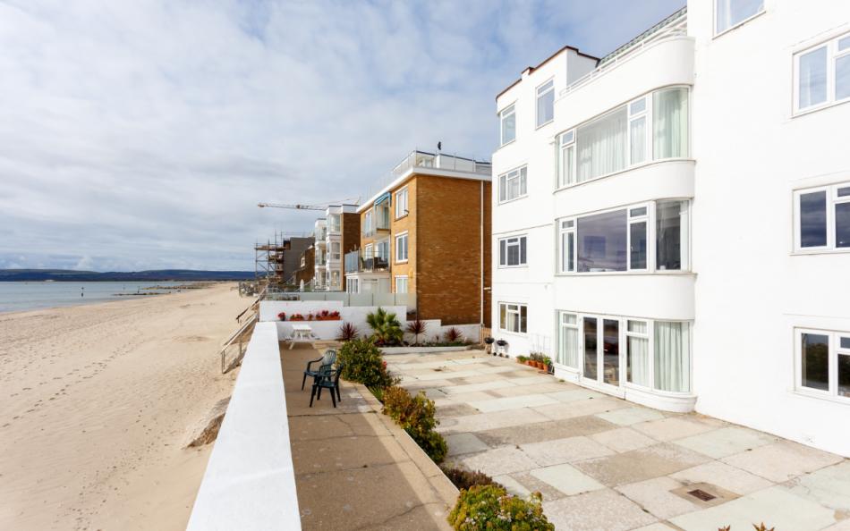 Utopia No.6 sleeps 8 with 4 bedrooms, luxury holiday home in Sandbanks in Poole