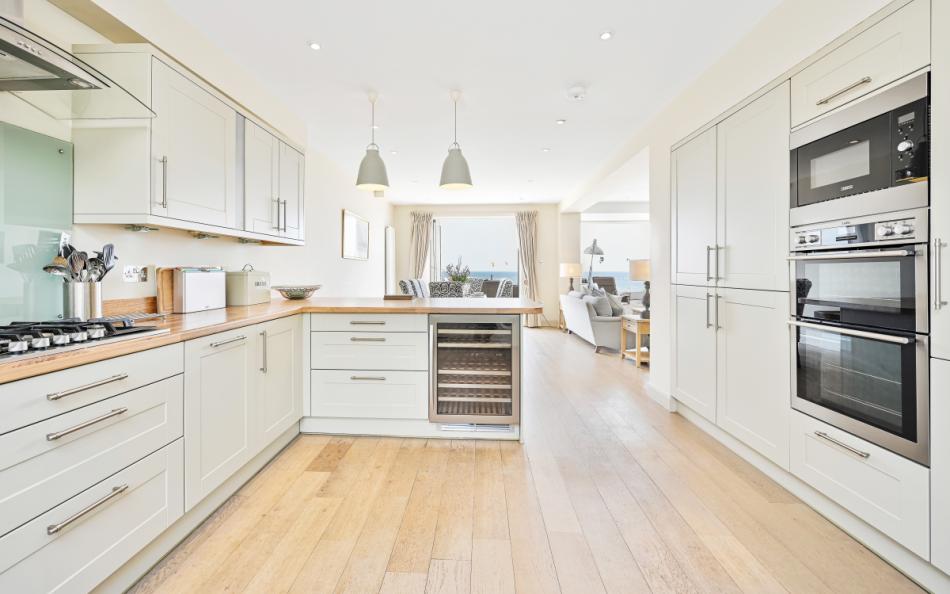 Large modern kitchen at Beach Side 
