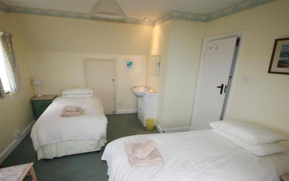 First floor twin bedroom at Roswidden on the cliff
