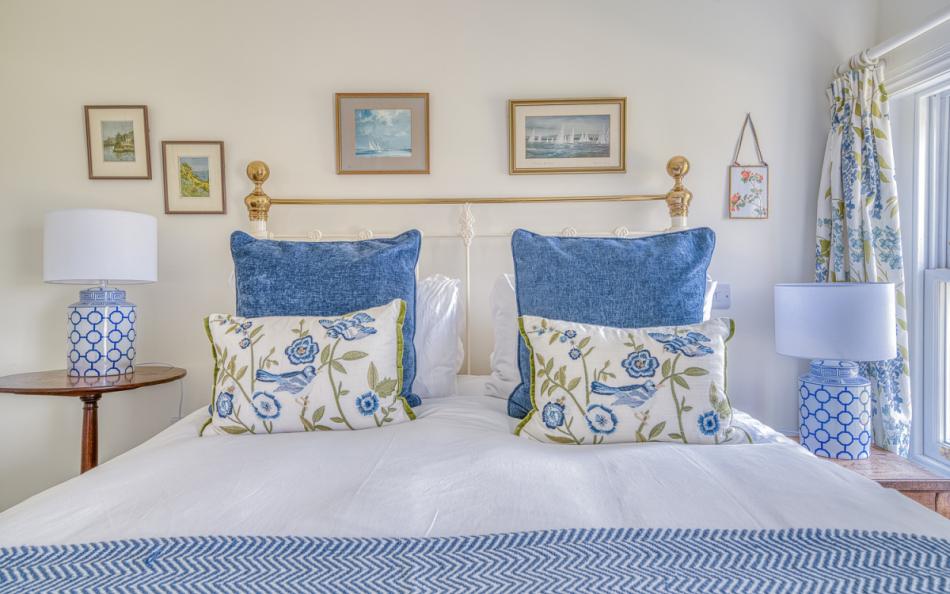 double bed at Ivy Cottage