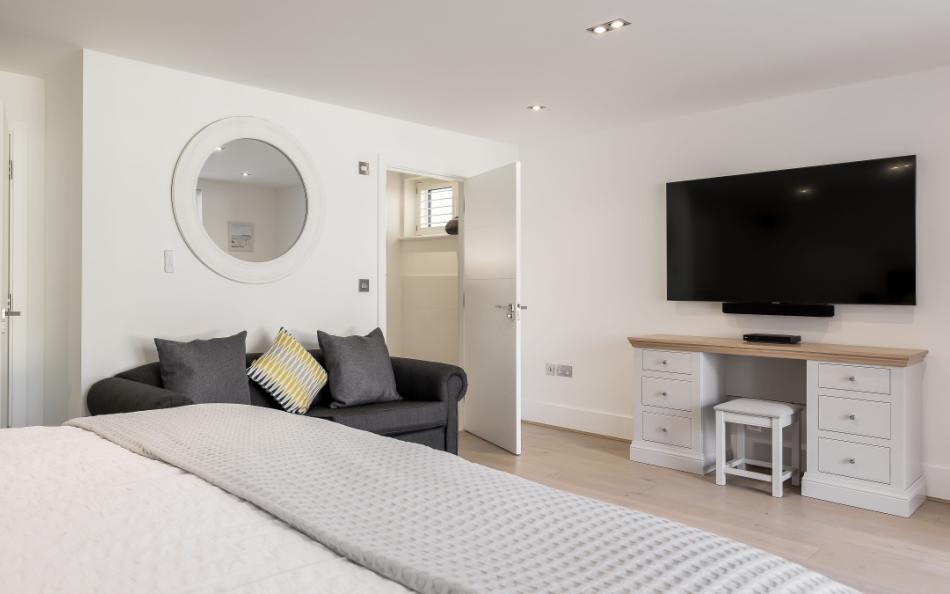 Double bedroom with en suite at Leeward