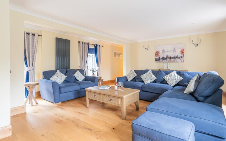  lounge with tv at Rhododendron House
