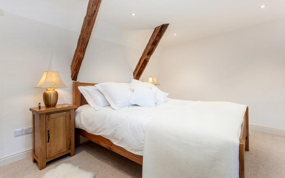 The commodious master room with en-suite bathroom at Locks Farm 