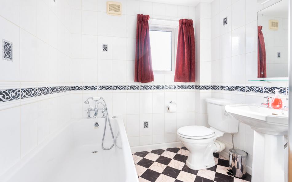 Bathroom at Clovelly Cottage
