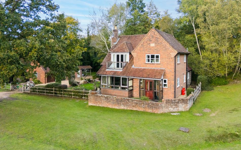 Dell Cottage in the New Forest Sleeps 8 near Lyndhurst
