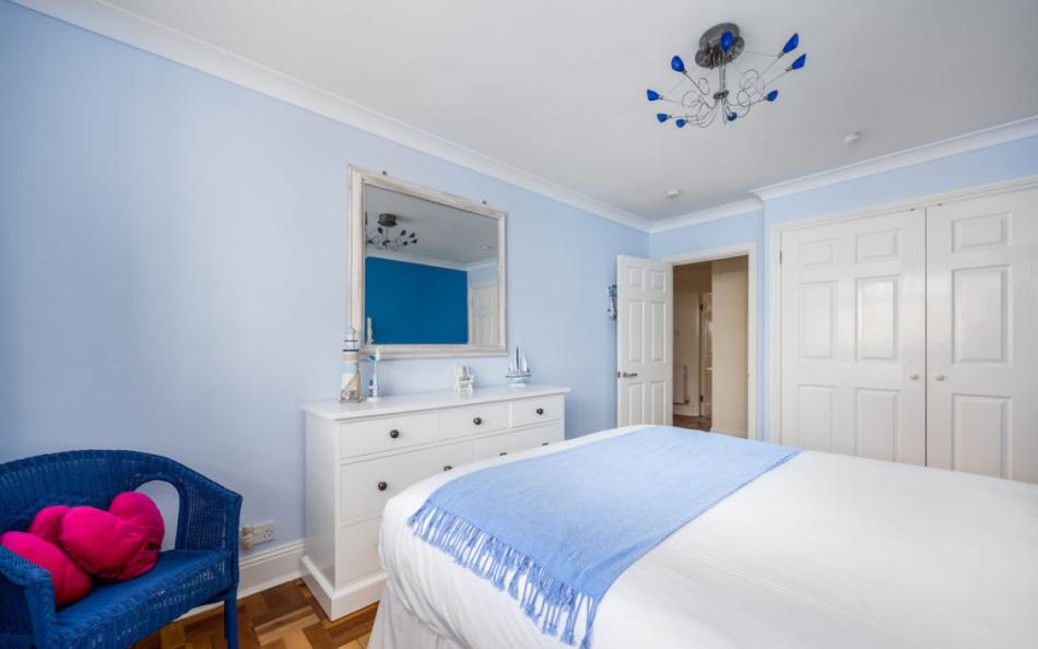 double bedroom to en-suite bathroom at Golden Gates No.9