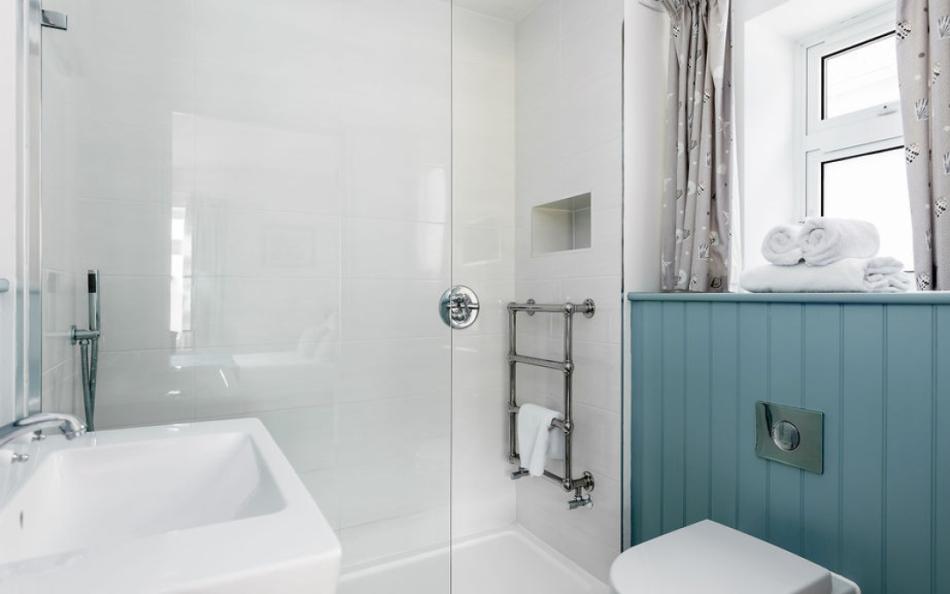 modern bathroom at Rooster's Perch