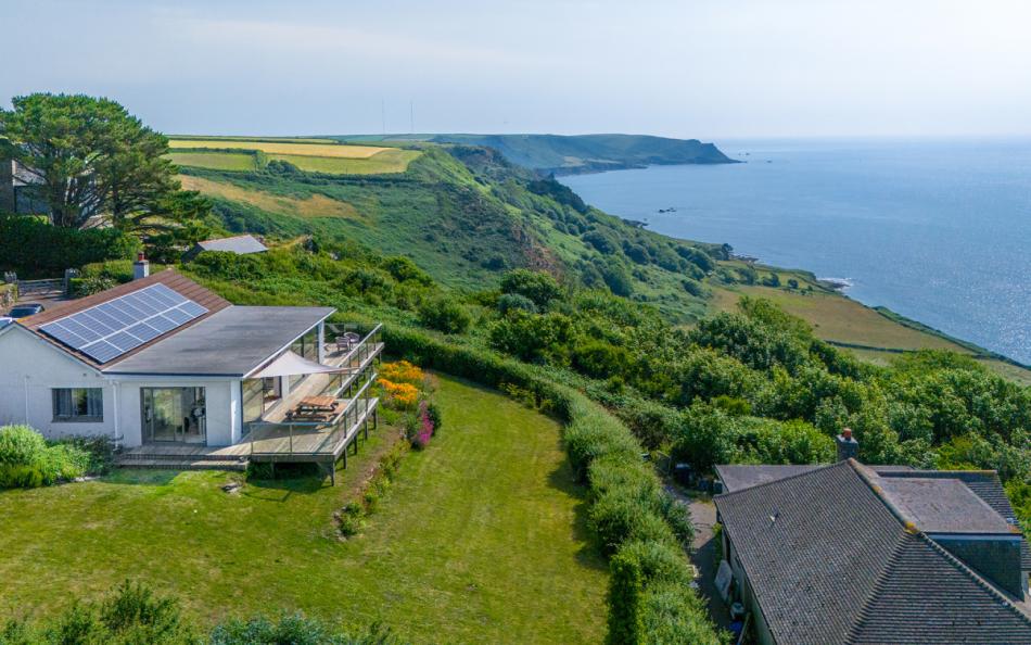 Horizons holiday home perched on the clifftops in East Prawle, Devon,  4 bedrooms and dog friendly
