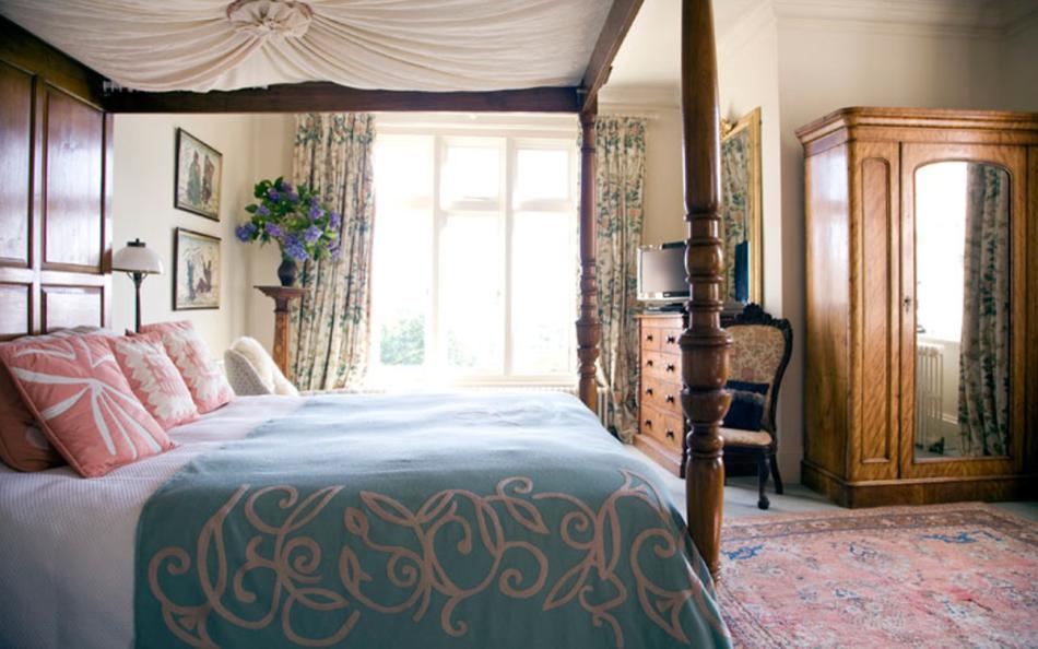 four poser bed in bedroom