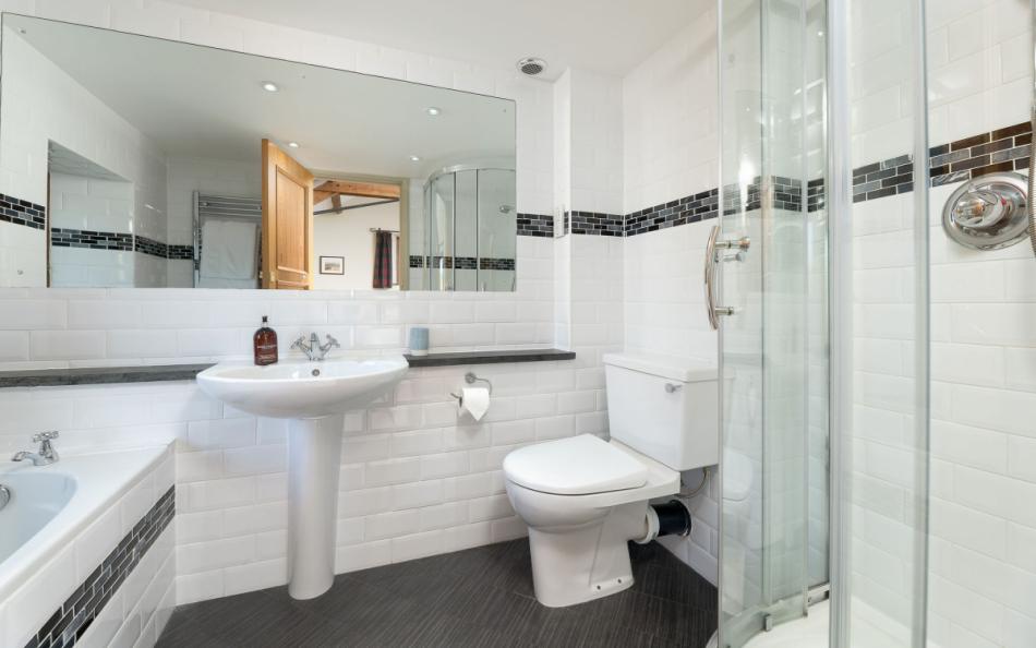 The en suite bathroom with separate shower cubicle at Farthingfield 