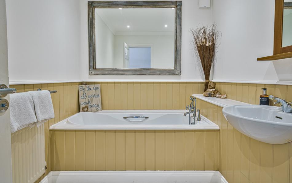 en-suite bathroom at Golden Gates No.9