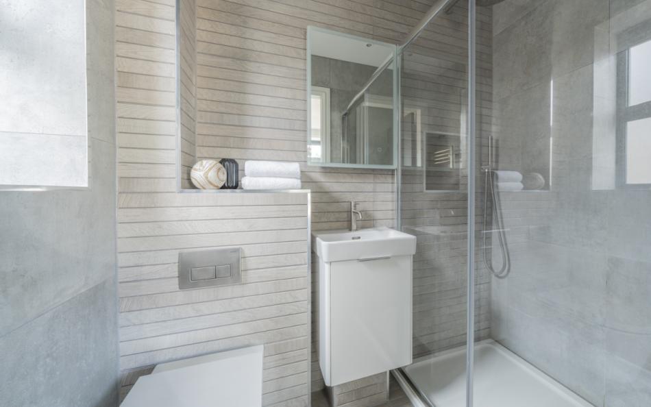 second en-suite bathroom at Nautiques near Poole