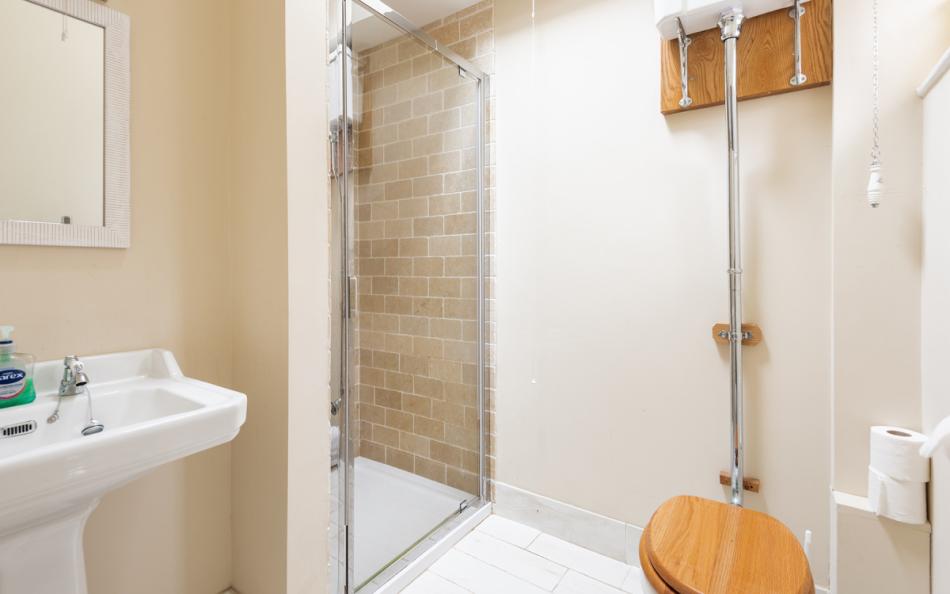 The ground floor shower room at 1 Ivy Cove