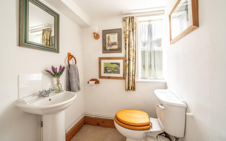 toilet room  at Moonfleet Cottage
