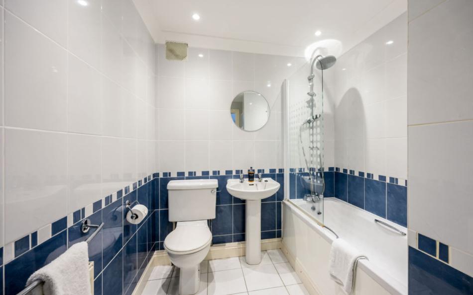 main family bathroom at Golden Gates No.9