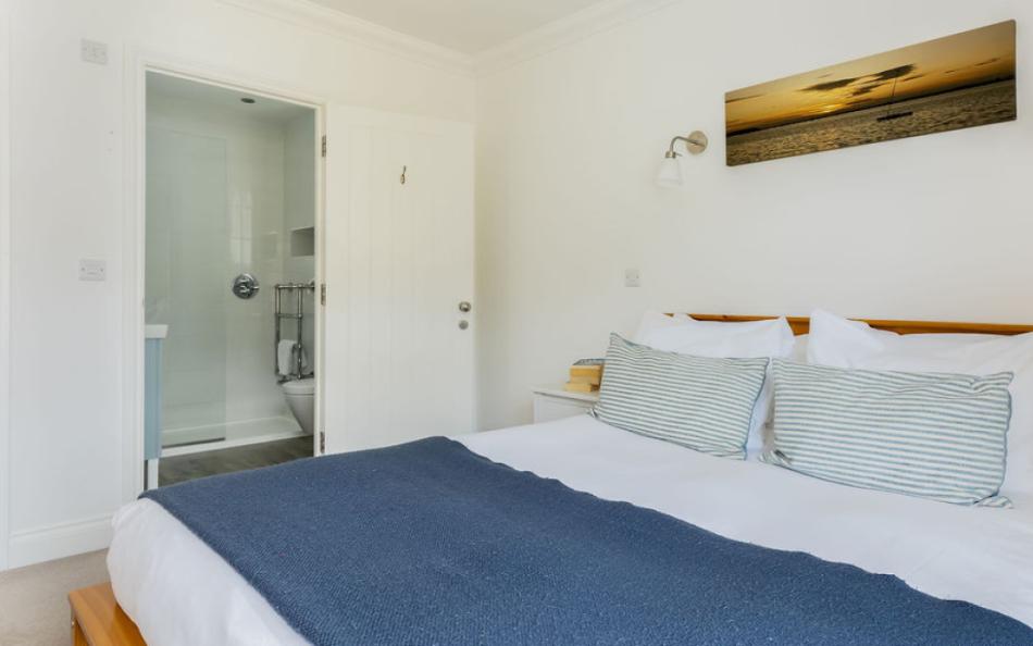 double bedroom with en-suite bathroom at Rooster's Perch