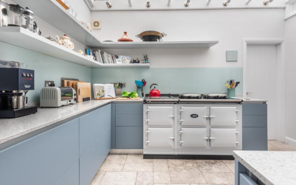large aga in kitchen at Pipers Bench & Apartment
