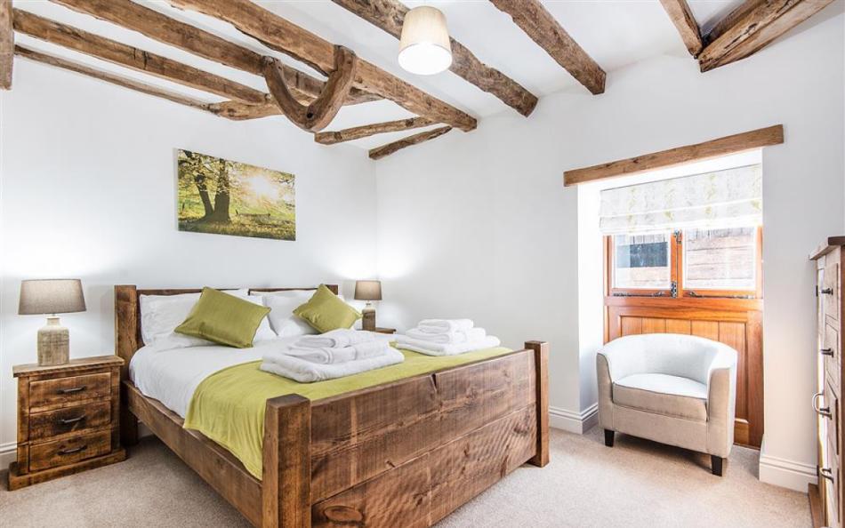 The ground floor bedroom with Kingsize bed at Berry's Barn 