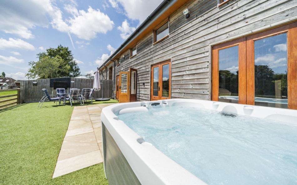 large cottage with hot tub in Ha,pshire, sleeps 12