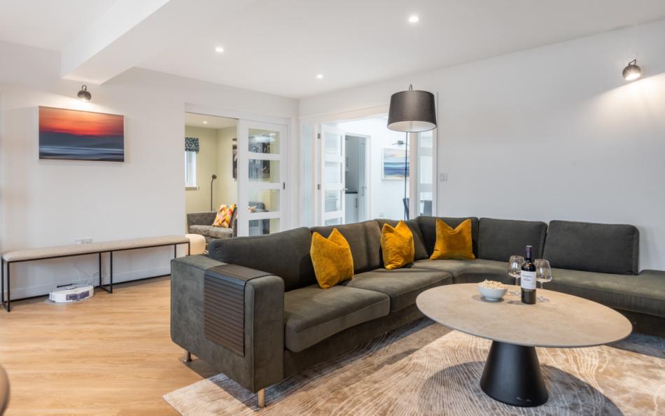 Modern four bedroom holiday home by the sea at Agincourt