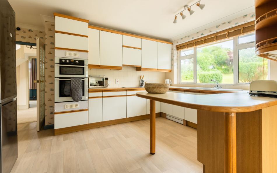 kitchen with breakfast island at Windrush
