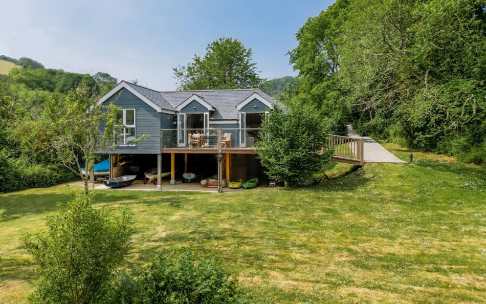 The Boathouse in East Portlemouth, Sleeps 16 with 9 bedrooms, perfect for groups