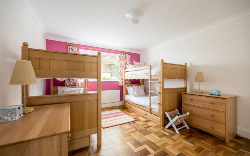 bedroom 3 with two bunk beds at Golden Gates No.9
