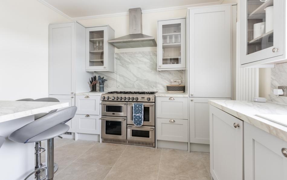 Fully-equipped kitchen with 6 ring hob and range oven at Halcyon House