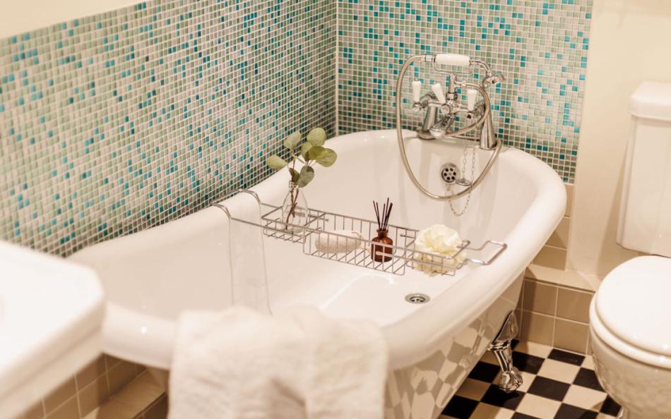 luxury bathroom at Saddlers Cottage