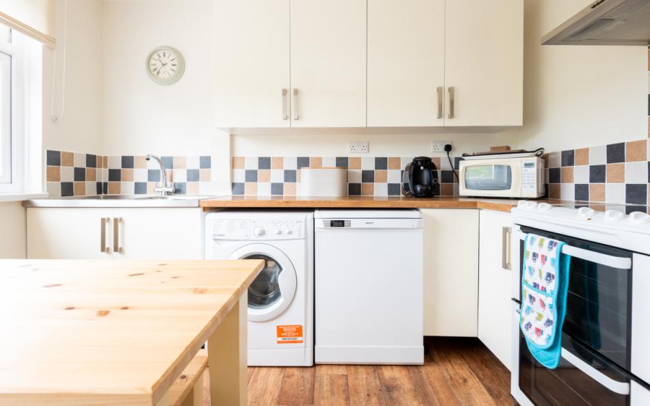 The fully equipped kitchen 