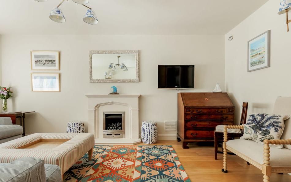 Lounge at Lee Shore 