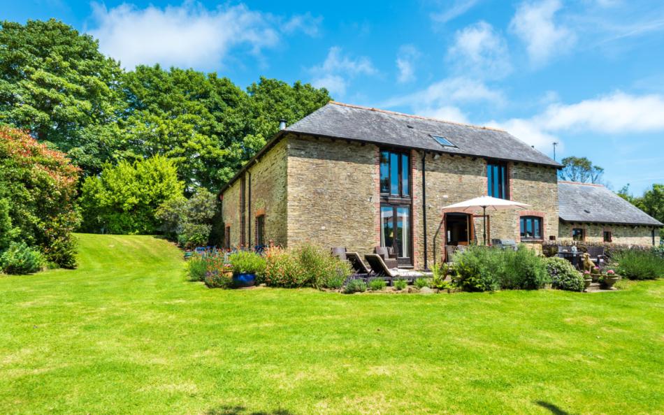 Auton Court holiday house near Kingsbridge in devon sleeps 9 guests