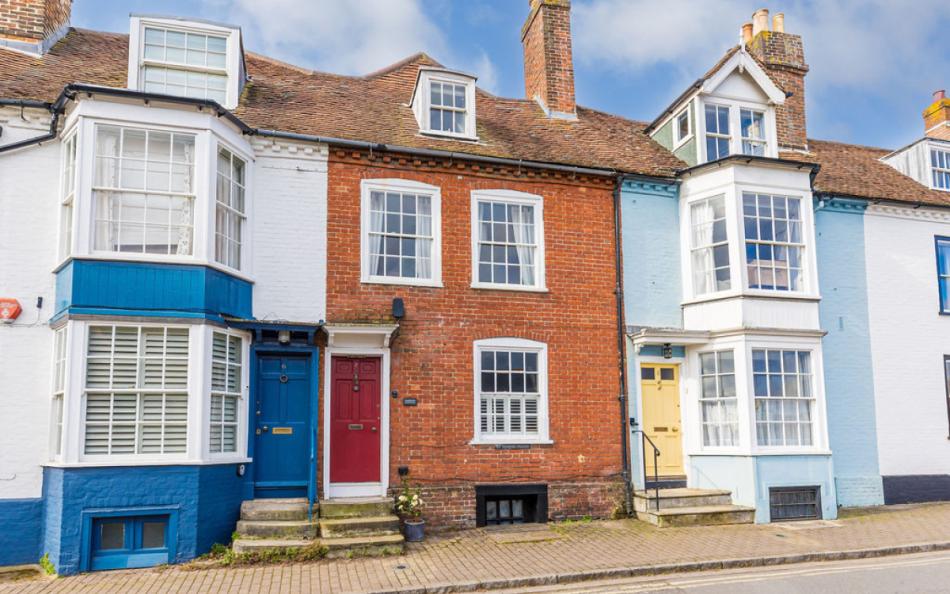 Saddlers Cottage sleeps 8 people large dog friendly holiday home in Lymington