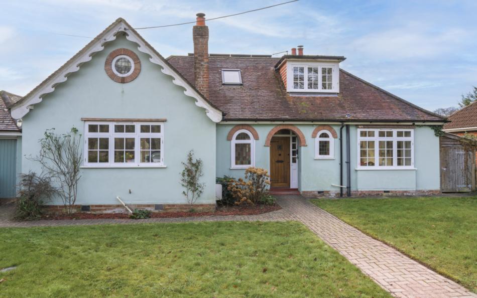 Heather Cottage in Brockenhurst sleeps 8 in the New Forest