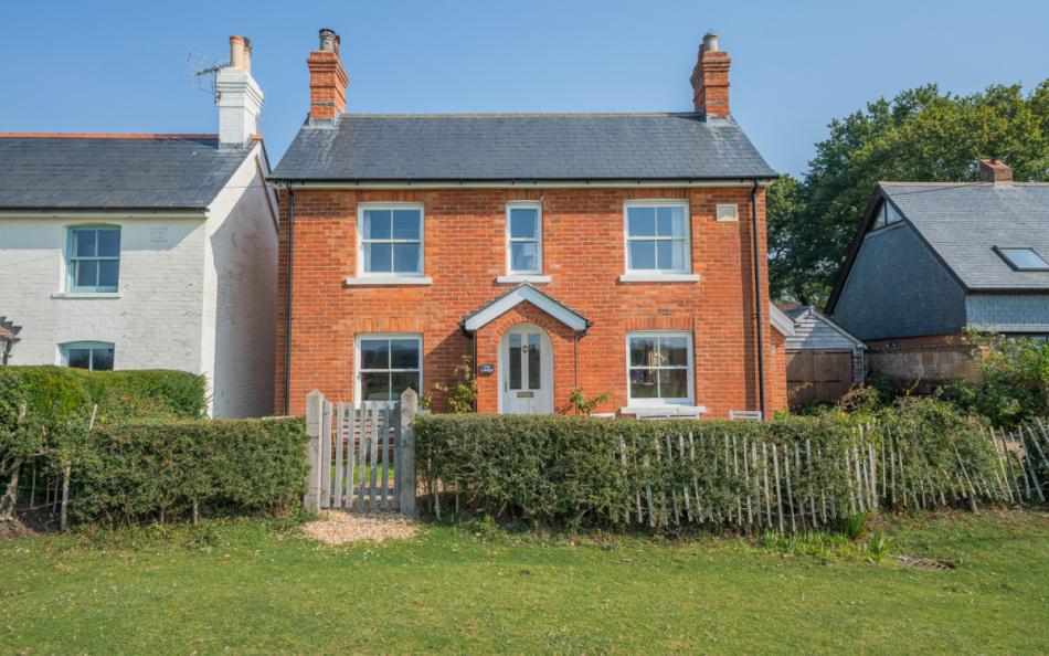 Ivy Cottage in Brockenhurst sleeps 8