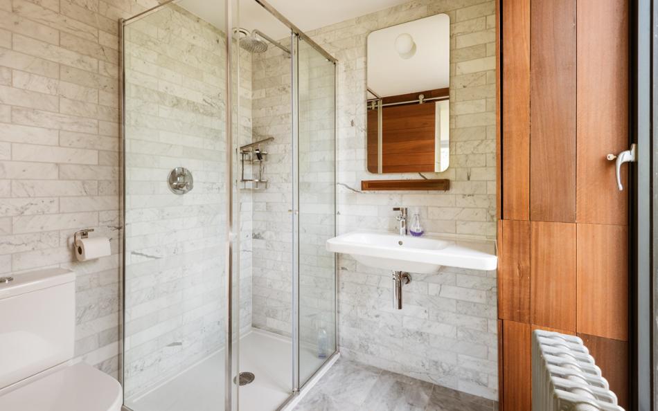 the en suite shower room at Huccombe Farmhouse 