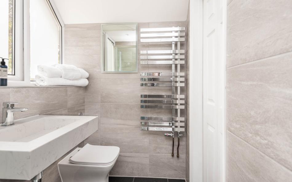 En-suite to third floor bedroom at 4 Red Sails