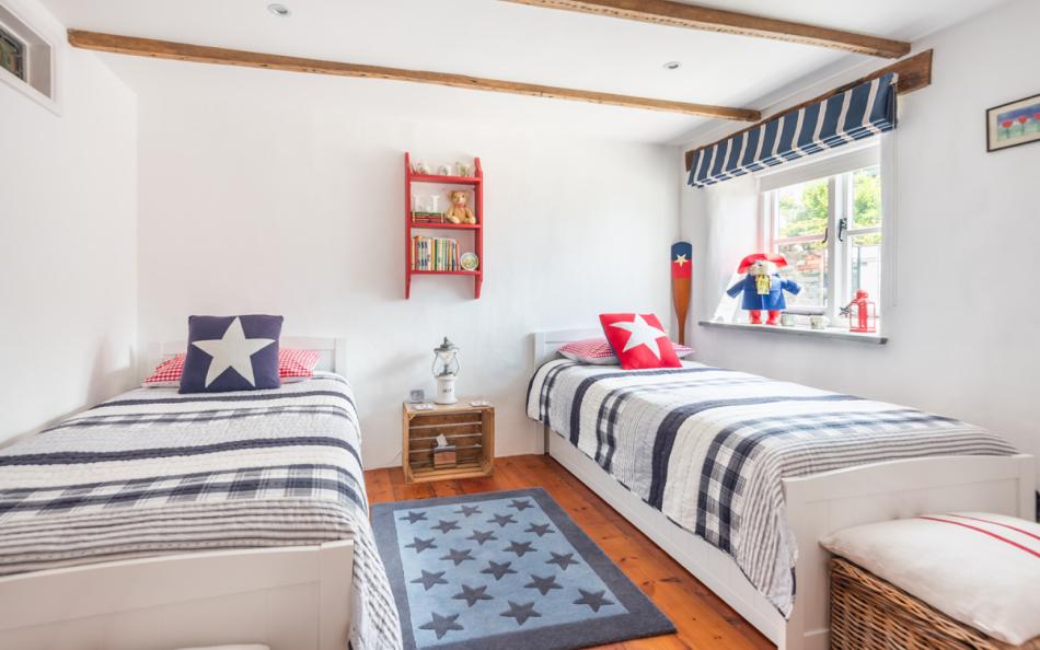 twin bedroom at Pleydon Meadow