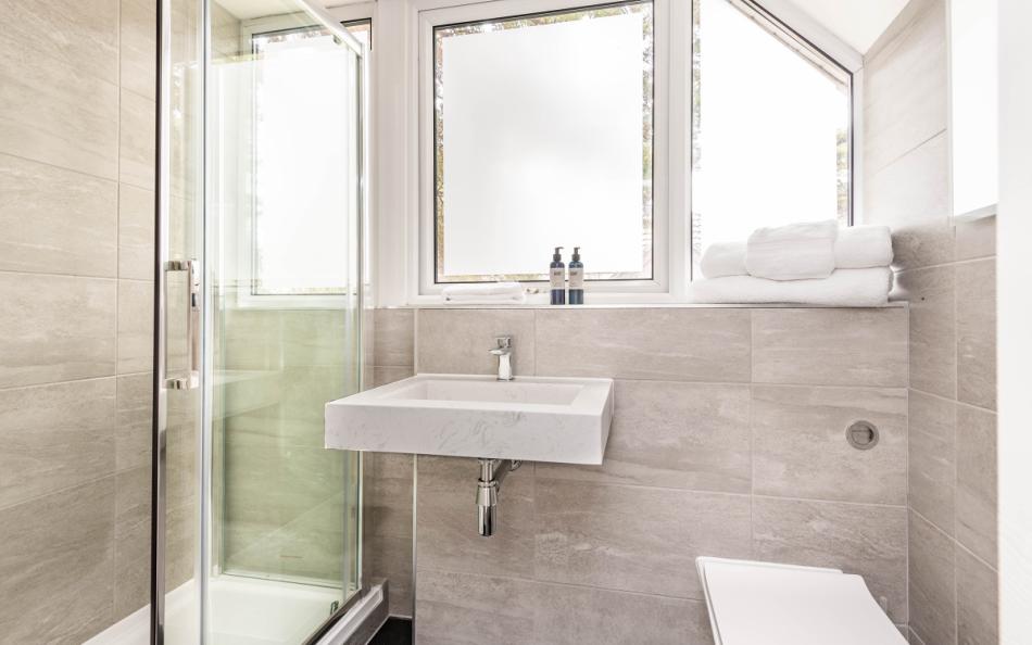 En-suite to third floor bedroom at 4 Red Sails