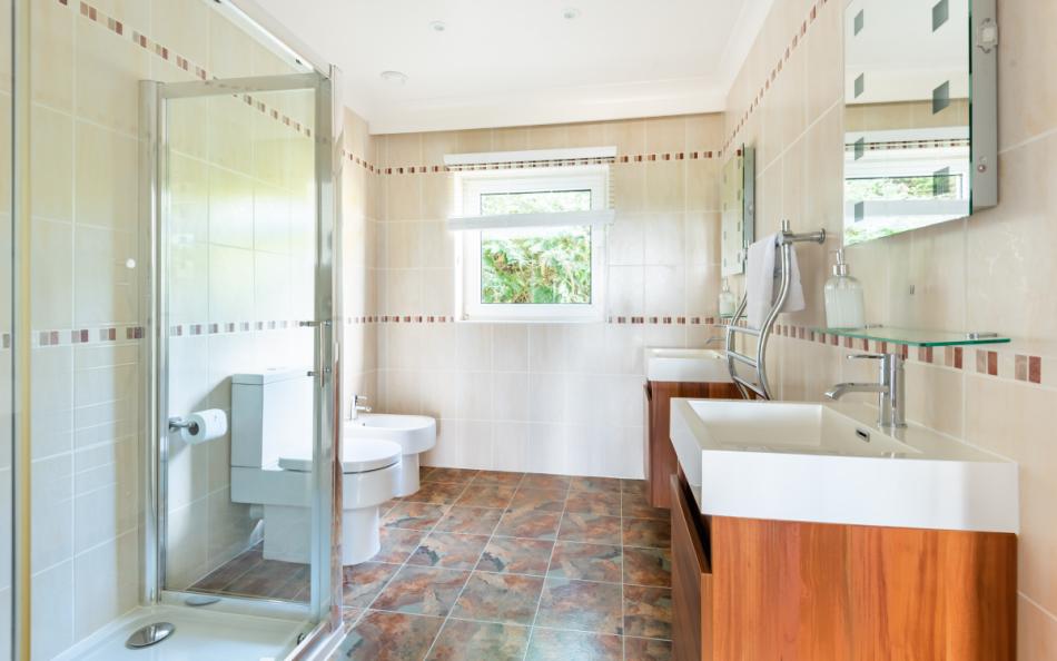 The master bedroom en suite at Mapperley Lodge