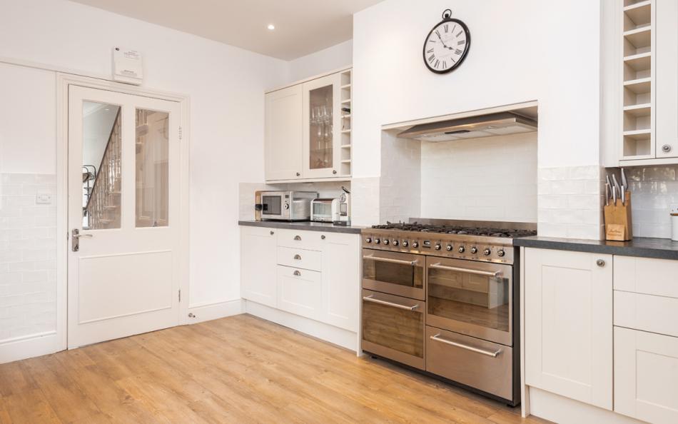 Kitchen with 7-ring gas hob and double range Smeg cooker at Stanhope House
