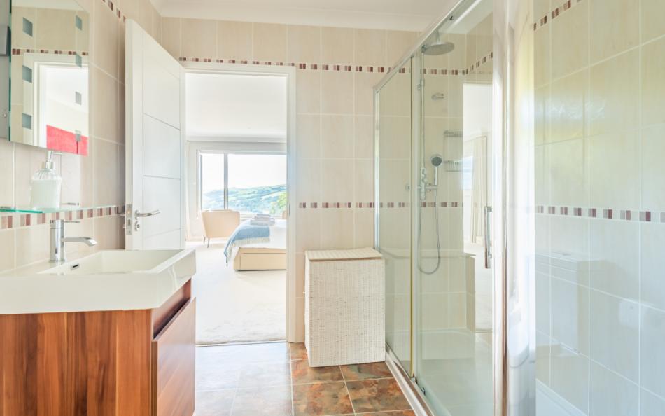 En suite bathroom at Mapperley Lodge
