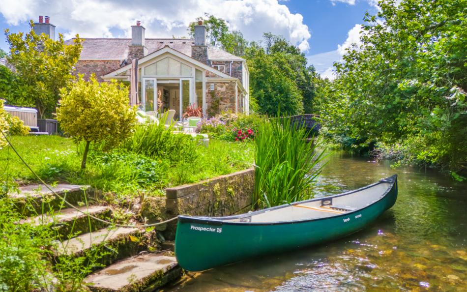 Bow Bridge House and Cottages large garden