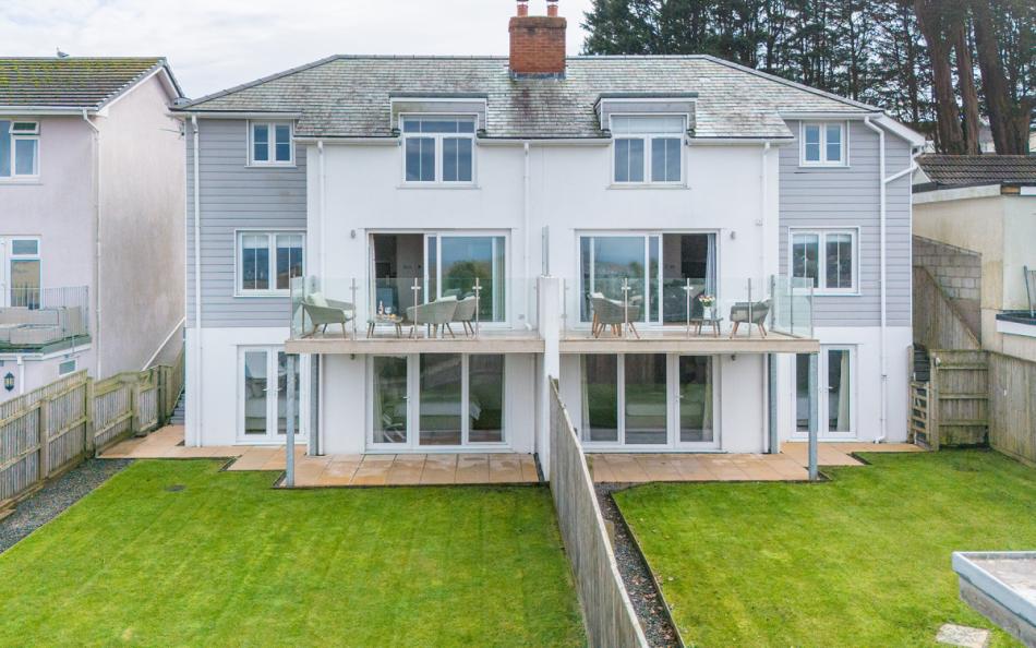Halcyon & Whispers in Salcombe sleeps 16, great for group holidays