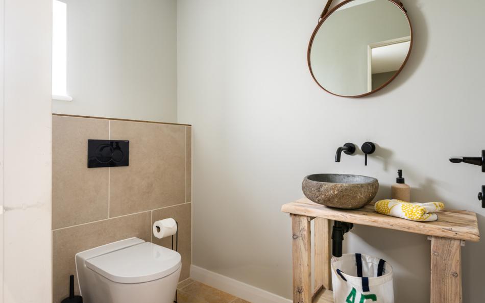 The cloakroom. 