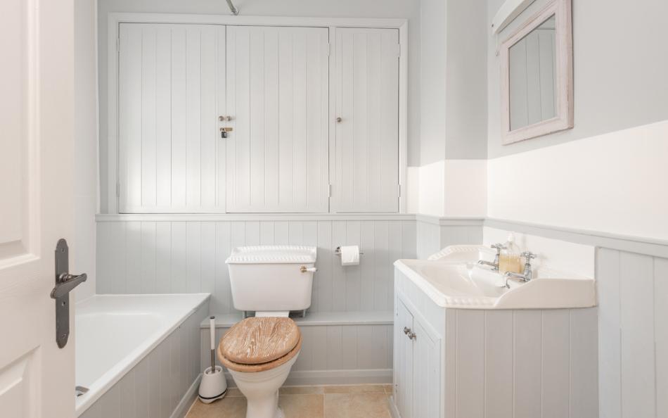 The master bedroom en suite bathroom at 1 Kings Cottages